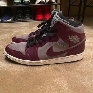 Jordan 1 maroon